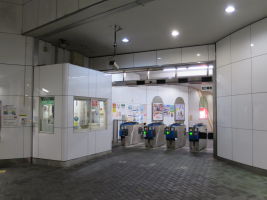 県総合運動場駅