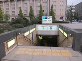 二重橋前駅