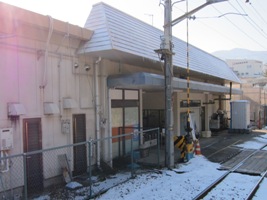 2011/12/31波多駅ホームより駅舎