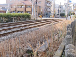 2011/02/13旧六所神社前駅上りホームのコンクリート土台