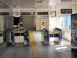 2011/08/12福浦駅改札