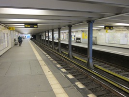 Theodor-Heuss-Platz駅
