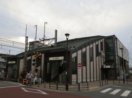 多磨霊園駅